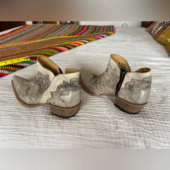 Old Gringo Silver and Cream Ankle Boots - Picture 6 of 10
